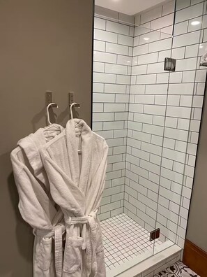 Shower, hair dryer, towels, soap - Devin's Dream (Elora)
