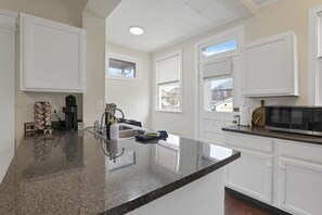 Fridge, microwave, oven, stovetop - The Fairwood- convenient affordable 4 bedroom (Columbus)