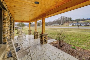 Interior - Holston River Hideaway: Cozy Cabin in Damascus! (Damascus)