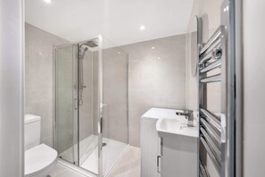 Douche, sèche-cheveux, serviettes fournies, shampoing