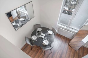 Dining - Deluxe Studio Mezzanine with Balcony in Knightsbridge (Greater London)
