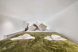 Iron/ironing board, travel cot, WiFi, bed sheets - Deluxe Studio Mezzanine with Balcony in Knightsbridge (Greater London)