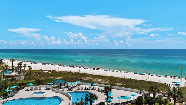 Ein Resort mit Poolbereich, Strand und Meerblick.