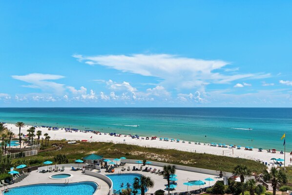 Ein Resort mit Poolbereich, Strand und Meerblick.
