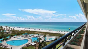 Ein Resort mit Pool, Strand und Meerblick.