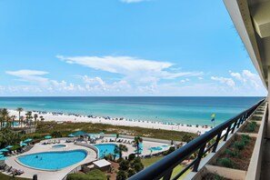 Ein Resort mit Pool, Strand und Meerblick.