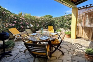 Outdoor dining - Maisonette with 25m² Terrace & Private Parking - 400m Beach - Boucanet (Le Grau-du-Roi)
