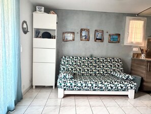 Smart TV, libros y estéreo 