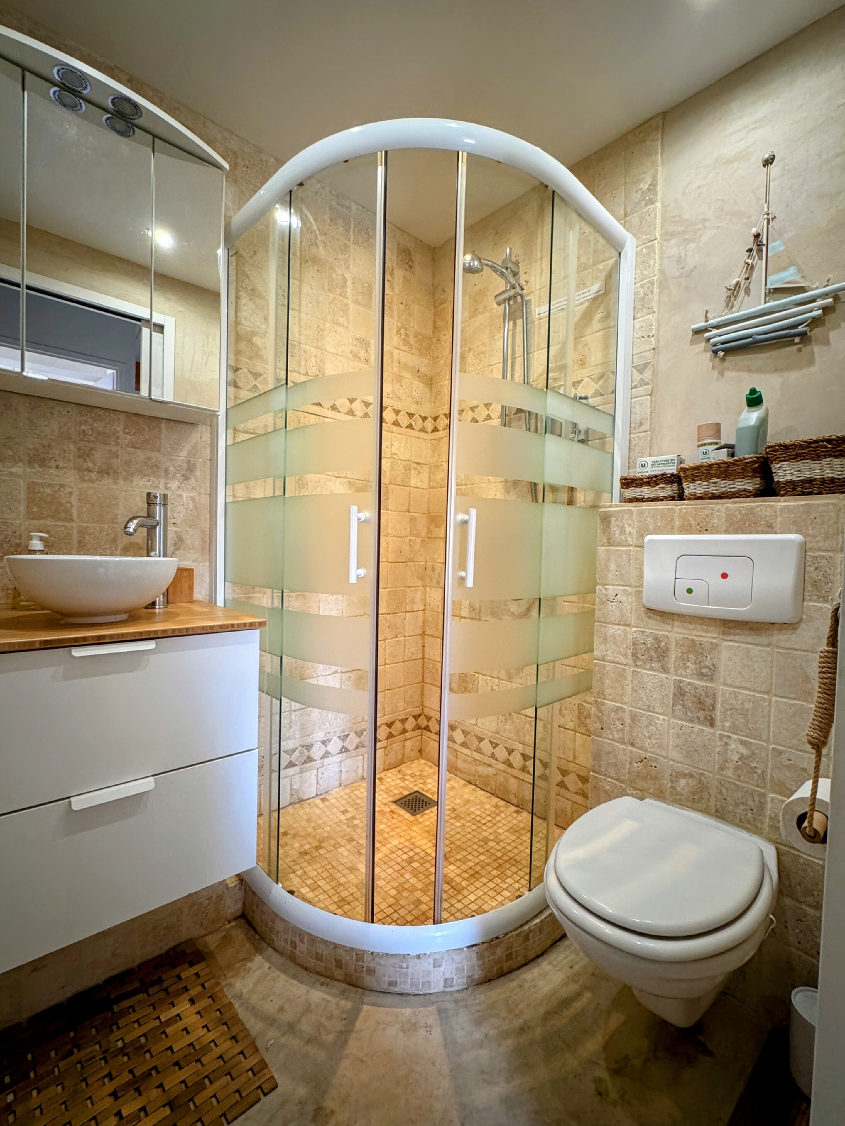 Dusche, umweltfreundliche Kosmetikartikel, Haartrockner, Seife