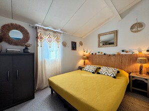 2 bedrooms, iron/ironing board, travel cot, free WiFi - Maisonette with 25m² Terrace & Private Parking - 400m Beach - Boucanet (Le Grau-du-Roi)