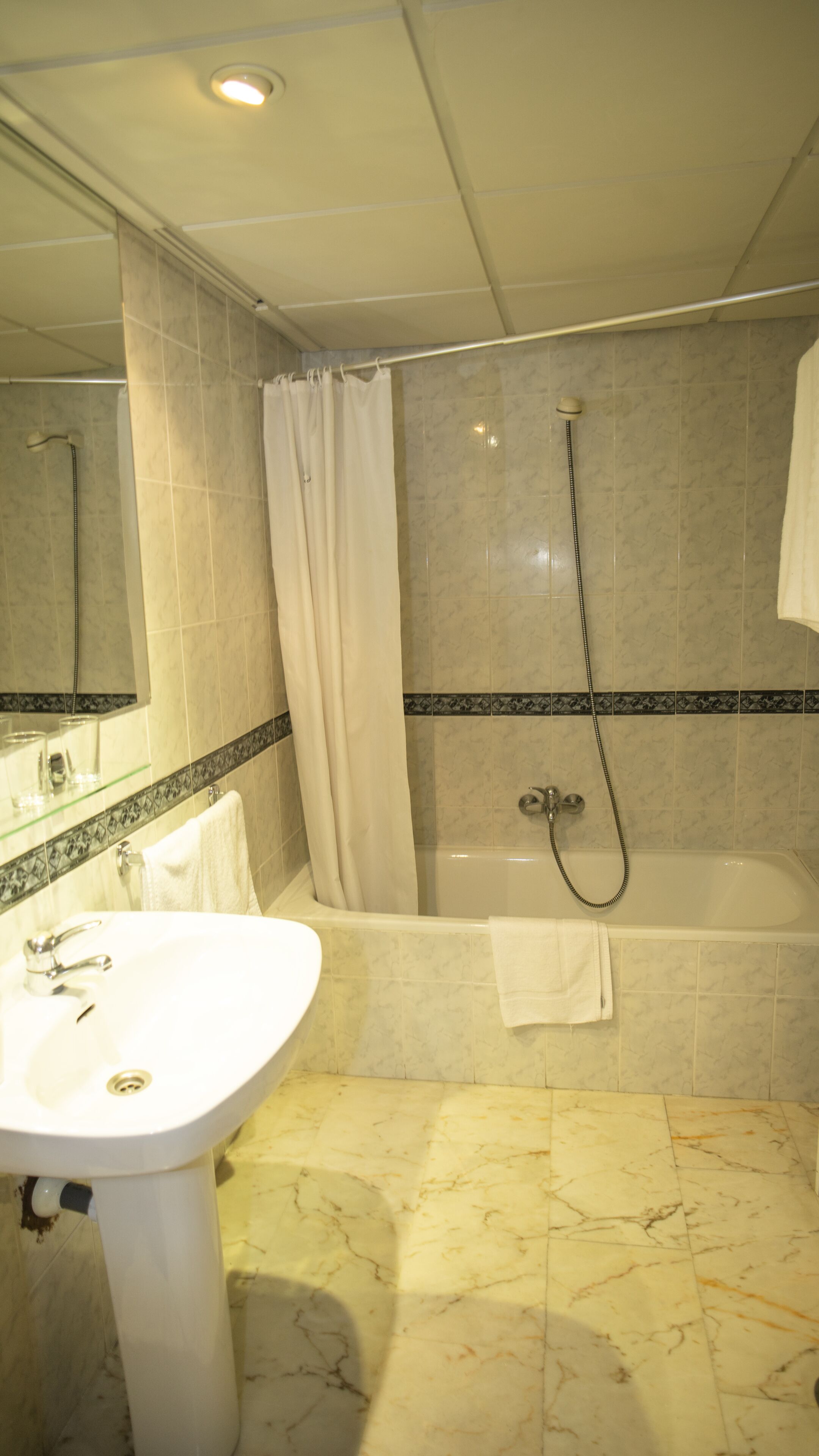 Bidet, Handtücher, Seife, Toilettenpapier