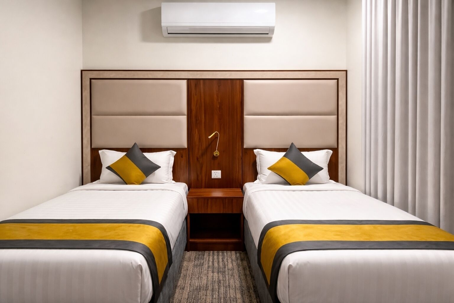 Twin Room | In-room safe, desk, laptop workspace, blackout drapes