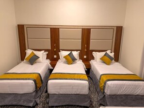 Kamar Triple | Brankas, meja kerja, ruang kerja ramah laptop, dan tirai kedap cahaya