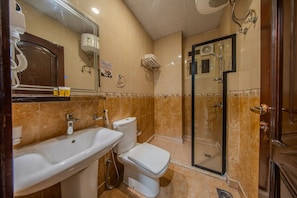 Badewanne und Dusche (separat), kostenlose Toilettenartikel