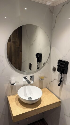 Quadruple Room | Bathroom - MG Luxury Living (Volvi)