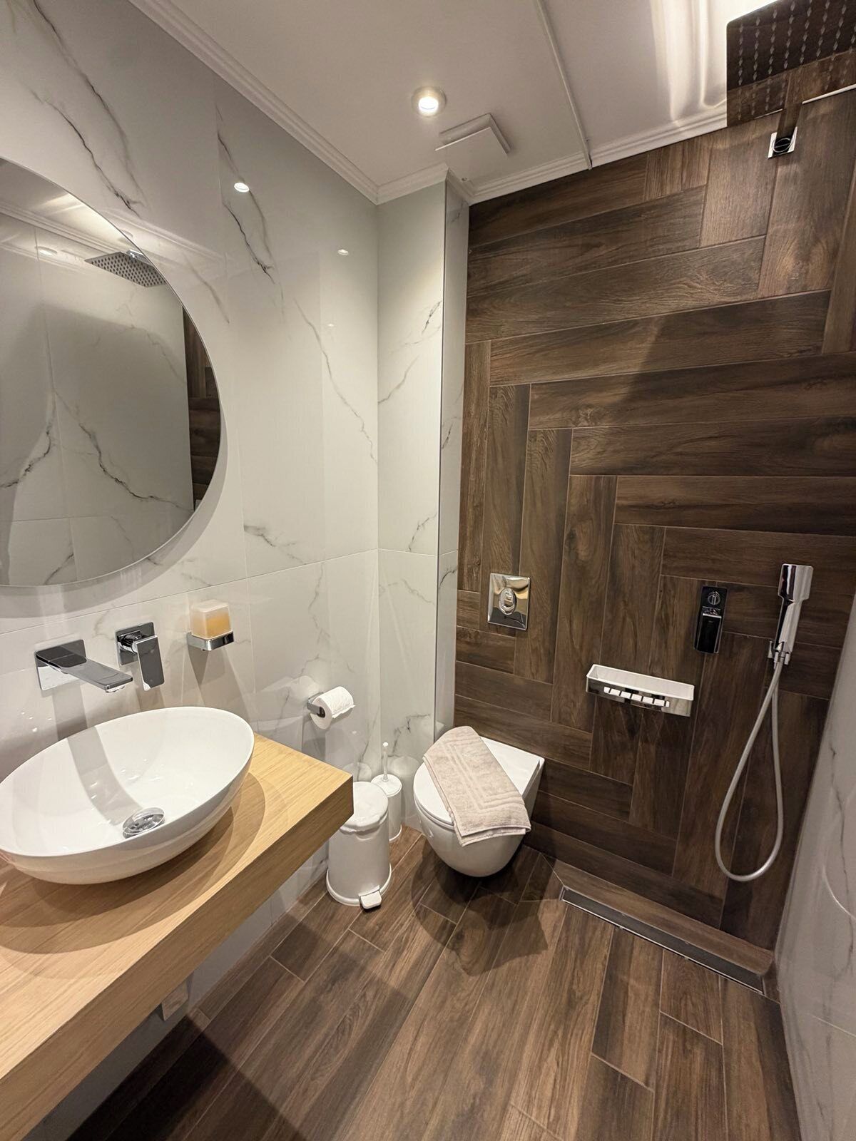 Habitación triple | Baño | Ducha, artículos de higiene personal gratuitos y secador de pelo
