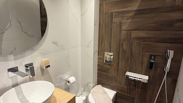 Triple Room | Bathroom | Shower, free toiletries, hair dryer, towels