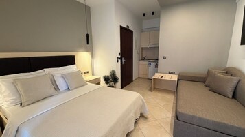 Triple Room | Private kitchen | Fridge, stovetop, cookware/dishes/utensils