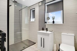 Shower, hair dryer, shampoo - 3 Bedroom With Backyard, 10 Min to City Centre (Tyne and Wear)