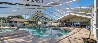Lakefront & Poolside! Family Retreat in Hernando