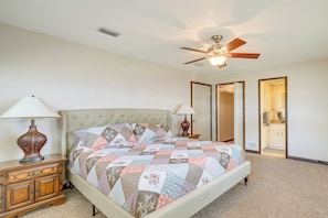House (2 Bedrooms) | Interior - Lakefront & Poolside! Family Retreat in Hernando (Hernando)