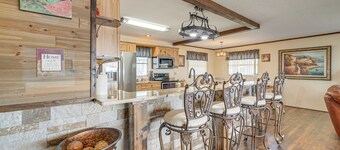 Lakefront & Poolside! Family Retreat in Hernando