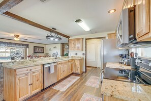 Interior - Lakefront & Poolside! Family Retreat in Hernando (Hernando)