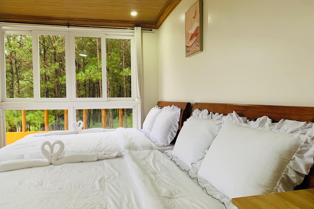 Apartment, 4 Bedrooms, Balcony, Golf View | Meja, ruang kerja komputer riba, Wi-fi percuma 
