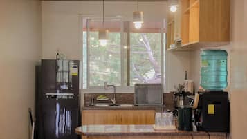 Apartment, 3 Bedrooms, Balcony, Golf View | Dapur peribadi | Peti sejuk/penyejuk beku saiz penuh, ketuhar gelombang mikro, ketuhar