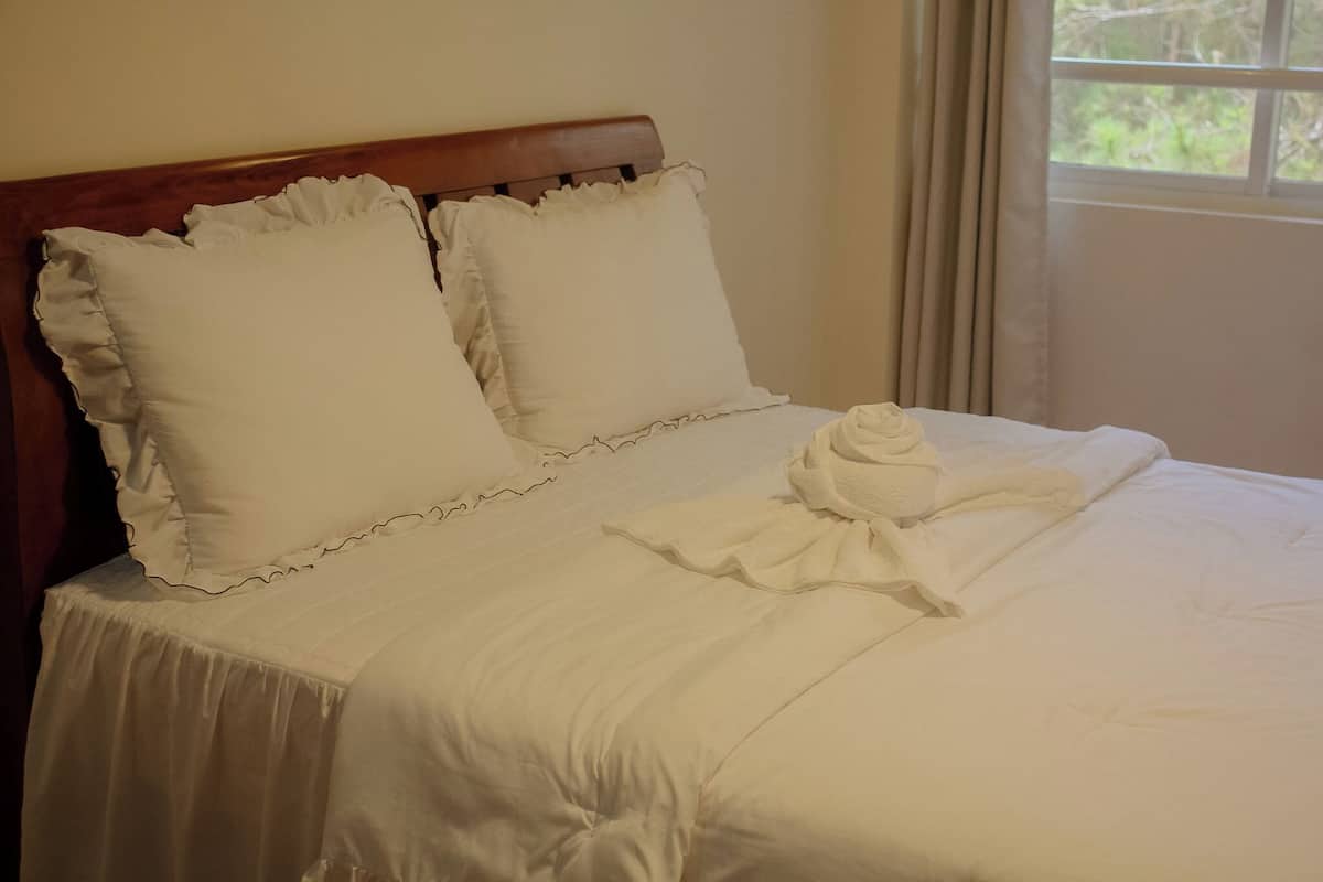 Apartment, 2 Bedrooms, Balcony, Golf View | Meja, ruang kerja komputer riba, Wi-fi percuma 