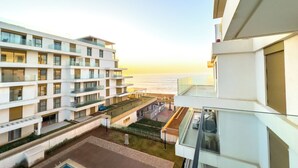 A modern hotel with multiple floors, a pool, and a view of the ocean. - The Carrousel Residence - Rabat (Rabat)