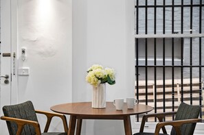 Apartment | Living room - Heritage City Stay in Historic Building (Melbourne)