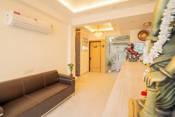 Reception - Treebo Premium Inn 62 (Noida)