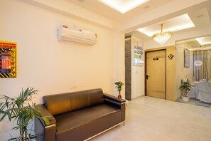 Reception - Treebo Premium Inn 62 (Noida)
