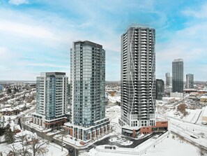 House | 1 bedroom, Internet - Stylish Downtown Suite With Patio City Views (Kitchener)