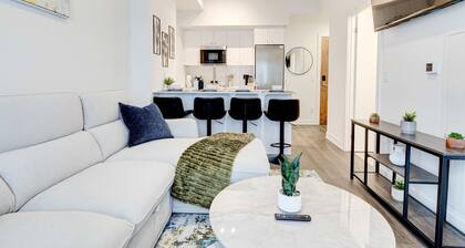 Stylish Downtown Suite With Patio City Views