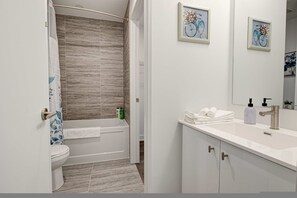House | 1 bedroom, Internet - Stylish Downtown Suite With Patio City Views (Kitchener)