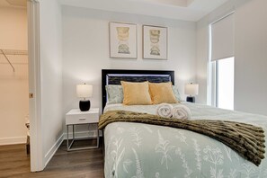 1 bedroom, Internet - Stylish Downtown Suite With Patio City Views (Kitchener)