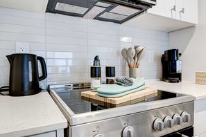 House | 1 bedroom, Internet - Stylish Downtown Suite With Patio City Views (Kitchener)