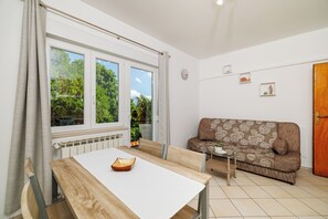 Dining - Apartment in Dramalj with sea view, barbecue and garden (Dramalj)