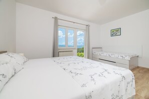 1 bedroom, iron/ironing board, free WiFi, bed sheets - Apartment in Dramalj with sea view, barbecue and garden (Dramalj)