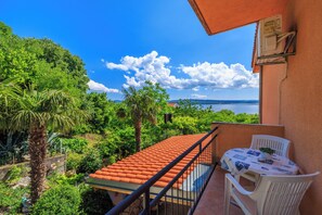 Outdoor dining - Apartment in Dramalj with sea view, barbecue and garden (Dramalj)