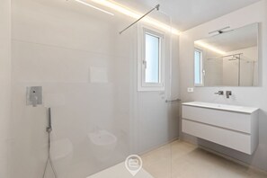 Shower, bidet, towels, shampoo - Appartamento Ginevra 3 (Arzachena)