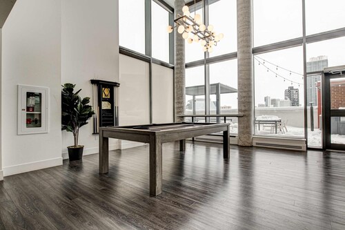 Modern High-rise Condo w City Views Balcony