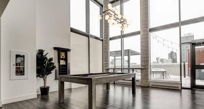 Modern High-rise Condo w City Views Balcony