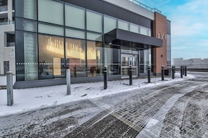 House | 1 bedroom, Internet - Modern High-rise Condo w City Views Balcony (Kitchener)
