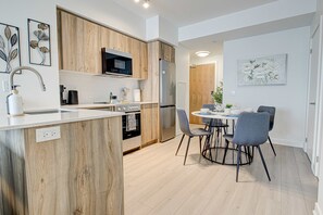 House | 1 bedroom, Internet - Modern High-rise Condo w City Views Balcony (Kitchener)