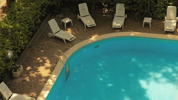 Una piscina al aire libre de temporada