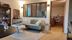 Living area - Apartment Das Walnussperlchen with Private Terrace, Garden & Wi-Fi (Knöringen)