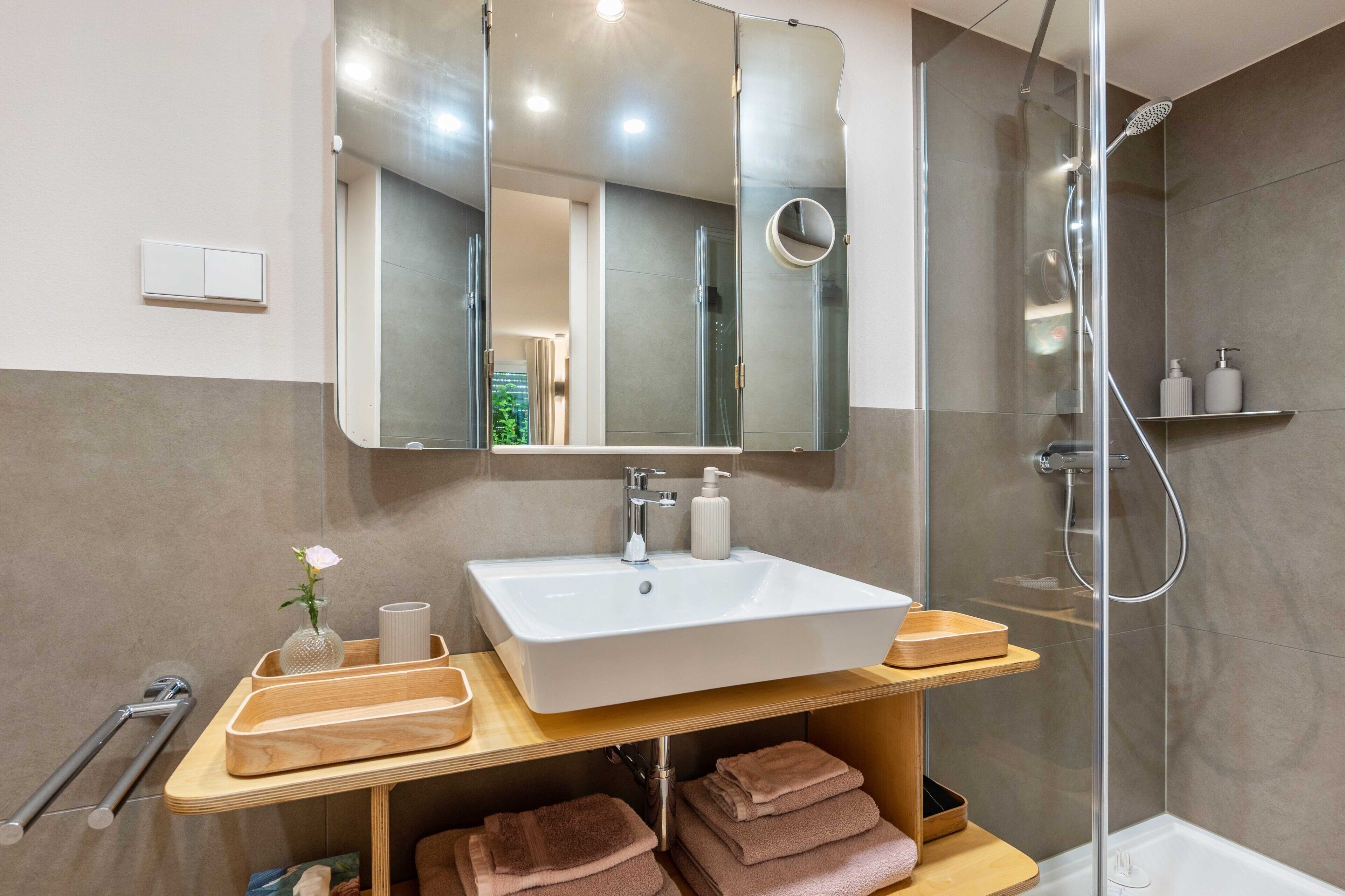 Shower, hair dryer, towels